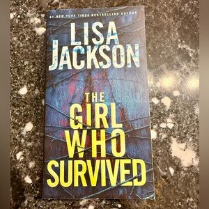 🔥4 for $20🔥📓💙The Girl Who Survived by Lisa Jackson💙📓